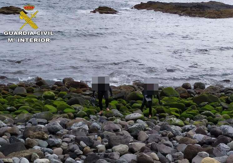 Los denunciados en el momento de salir del agua (Foto TA)
